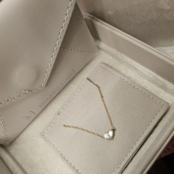 🆕️MELANIE CASEY Overlap Heart Necklace 14K Yellow Gold Diamond - Picture 6 of 11